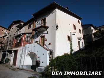 Aielli Alto, Via Sotto le Mura. Casa indipendente su tre livelli in vendita. Dea Immobiliare Celano.