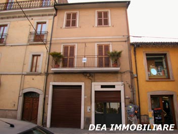 Celano, Via Filippo Carusi. Centralissima casa indipendente su tre livelli in vendita. Dea Immobiliare Celano.