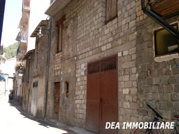Celano, Via Giovenco. Casa indipendente su due livelli allo stato grezzo in vendita. Dea Immobiliare Celano.