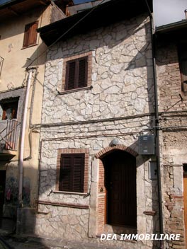 Celano, Via della Serra. Casa indipendente su tre livelli in vendita. Dea Immobiliare Celano.