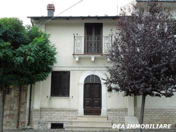 Collarmele, Via Valeria. Casa indipendente su due livelli in vendita. Dea Immobiliare Celano.