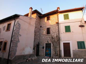 Forme frazione di Massa d'Albe, in Via Luigi Pendenza vendesi casa indipendente su tre livelli completamente ristrutturata. Dea Immobiliare Ovindoli.
