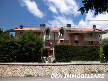 Ovindoli, Via Dante Alighieri. Appartamento su due livelli in vendita. Dea Immobiliare