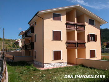 Ovindoli, Via Arano. Appartamento trilocale con posto auto in vendita. Dea Immobiliare Ovindoli.