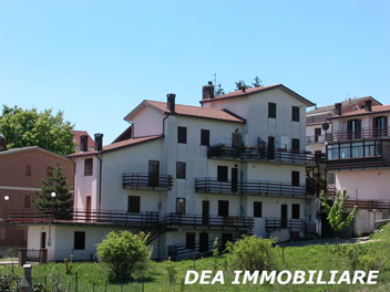Ovindoli, Via del Ceraso condominio Stella Alpina. Appartamento trilocale su due livelli in vendita. Dea Immobiliare.