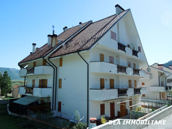 Ovindoli, Via del Ceraso. Appartamento quadrilocale con cantina in vendita. Dea Immobiliare Ovindoli.