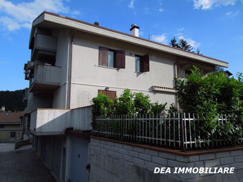 Ovindoli, Via Garibaldi. Appartamento con giardino, terrazzo e balcone in vendita. Dea Immobiliare.