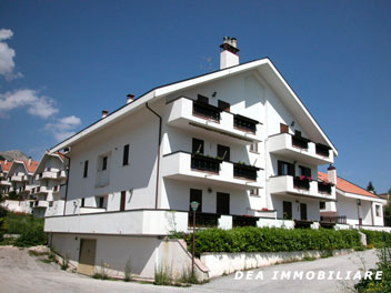 Ovindoli, Via Moretti. Appartamento trilocale con box auto in vendita. Dea Immobiliare.