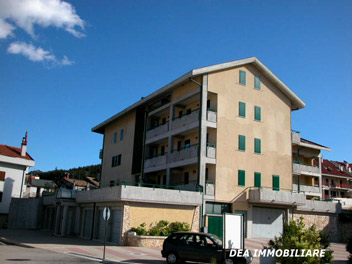 Ovindoli, Via Moretti. Appartamento trilocale con terrazzo, posto auto coperto e cantina in vendita. Dea immobiliare