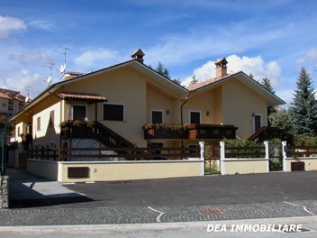 Ovindoli, Via O. Moretti. Villino a schiera su tre livelli con giardino e box auto in vendita. Dea Immobiliare Ovindoli.
