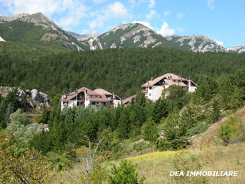 Ovindoli, Via del Ceraso, residence Roccione. Appartamento trilocale con posto auto in vendita. Dea Immobiliare.