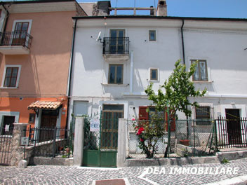 Ovindoli, Via N. Sebastiani. Casa indipendente su quattro livelli in vendita. Dea Immobiliare Ovindoli.