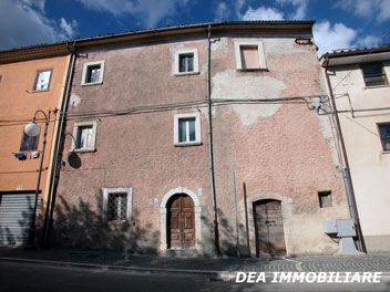 Ovindoli, Via Sebastiani. Casa indipendente su tre livelli in vendita. Dea Immobiliare Ovindoli.