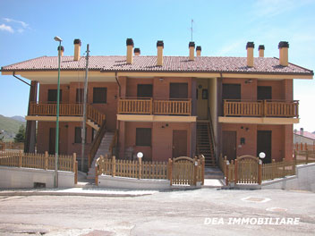 Rovere, Colle Belvedere, Residence Baita delle Rocche. Appartamento trilocale con giardino e box auto in vendita. Dea Immobiliare.