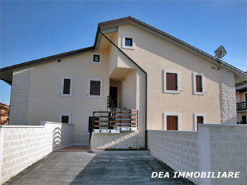 Rovere. Condominio Dolce Sosta. Appartamento trilocale al primo piano con balcone e box auto in vendita. Dea Immobiliare Ovindoli.