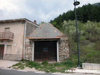 S.Potito, fraz di Ovindoli, Via Cavour. Casa indipendente d a ristrutturare in vendita. Dea Immobiliare.