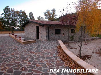 S.Potito. Casale completamente ristrutturato con ampio giardino in vendita. Dea Immobiliare Ovindoli