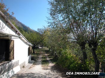 Ovindoli, frazione di S.Potito. Due casette di campagna con ampio terreno circostante in vendita. Dea Immobiliare Ovindoli.